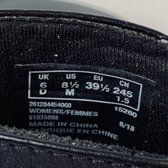 Clarks Black Bootie 8.5M Style # 15260 Button Detail Block Heel Whimsygoth Boho - Picture 9 of 10